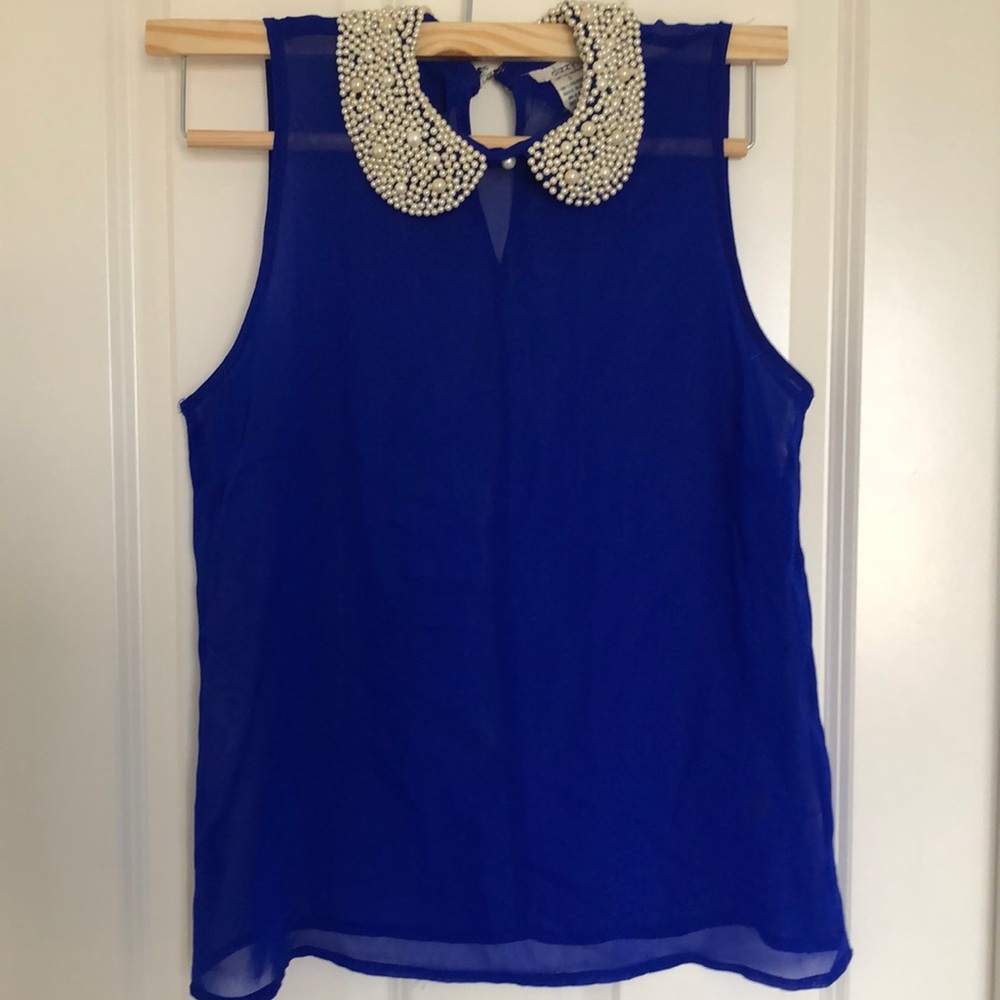 NWOT BLUE PEARL STUDDED ROUND NECK TOP